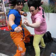 Goku et Vegeta en cosplay par des filles